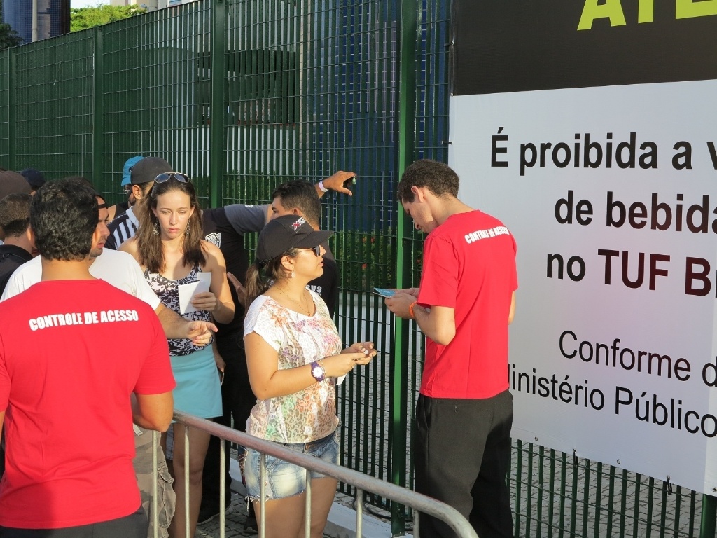 08.jun.2013 - Público começa a entrar no ginásio Paulo Sarasate antes do TUF Brasil 2 Finale - Maurício Dehò/UOL
