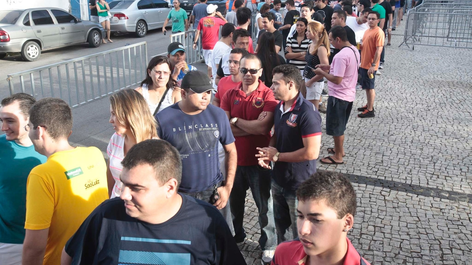 08.jun.2013 - Público enfrenta grande fila para entrar no ginásio antes do TUF Brasil 2 Finale - Jarbas Oliveira/UOL