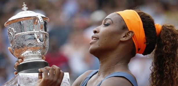 Serena Williams levantou o troféu de campeã em Roland Garros pela segunda vez na carreira - AFP PHOTO / THOMAS COEX