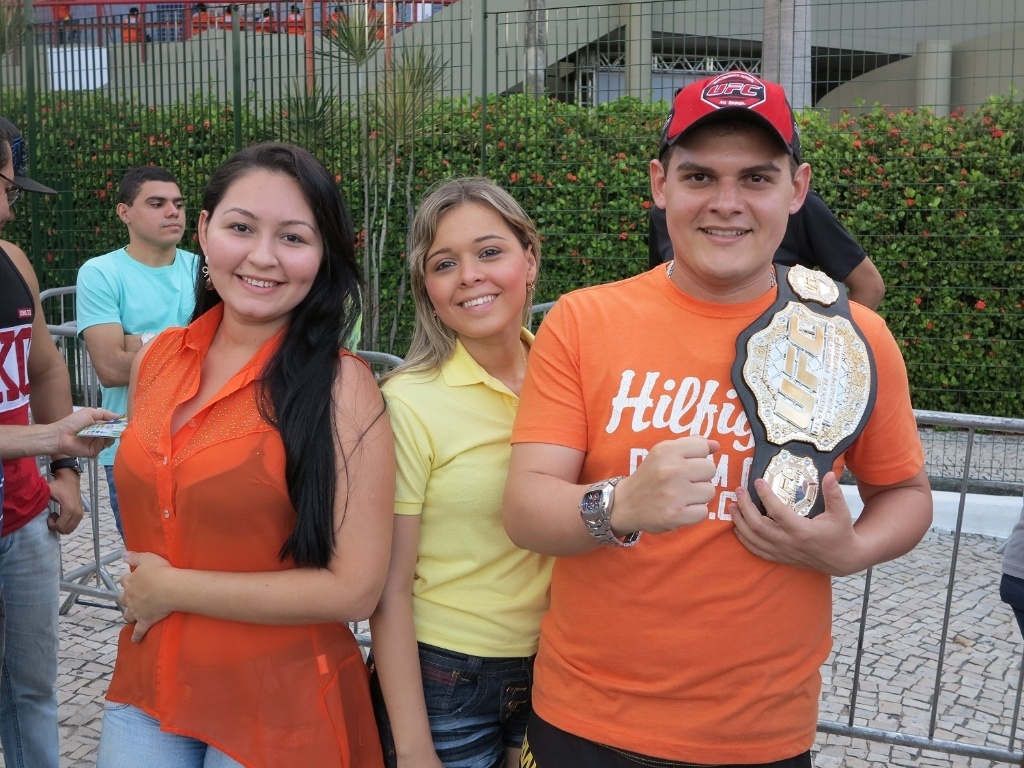 08.jun.2013 - Torcedor exibe réplica do cinturão do UFC antes do TUF Brasil 2 Finale - Maurício Dehò/UOL