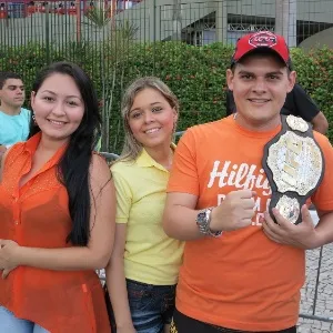 08.jun.2013 - Torcedor exibe réplica do cinturão do UFC antes do TUF Brasil 2 Finale - Maurício Dehò/UOL