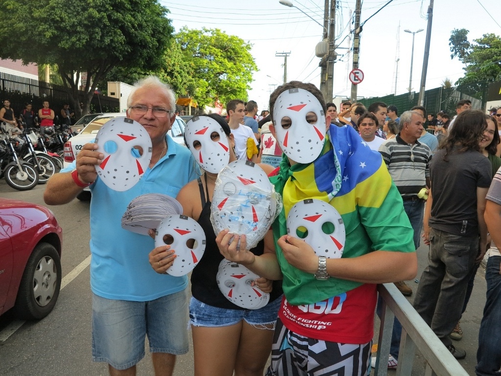 08.jun.2013 - Torcida exibe máscaras de Jason antes do TUF Brasil 2 Finale - Maurício Dehò/UOL