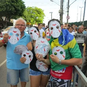 08.jun.2013 - Torcida exibe máscaras de Jason antes do TUF Brasil 2 Finale - Maurício Dehò/UOL