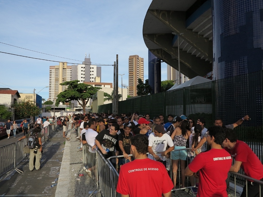 08,jun.2013 - Torcida faz fila para acompanhar o TUF Brasil 2 Finale - Maurício Dehò/UOL