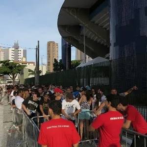 08,jun.2013 - Torcida faz fila para acompanhar o TUF Brasil 2 Finale - Maurício Dehò/UOL
