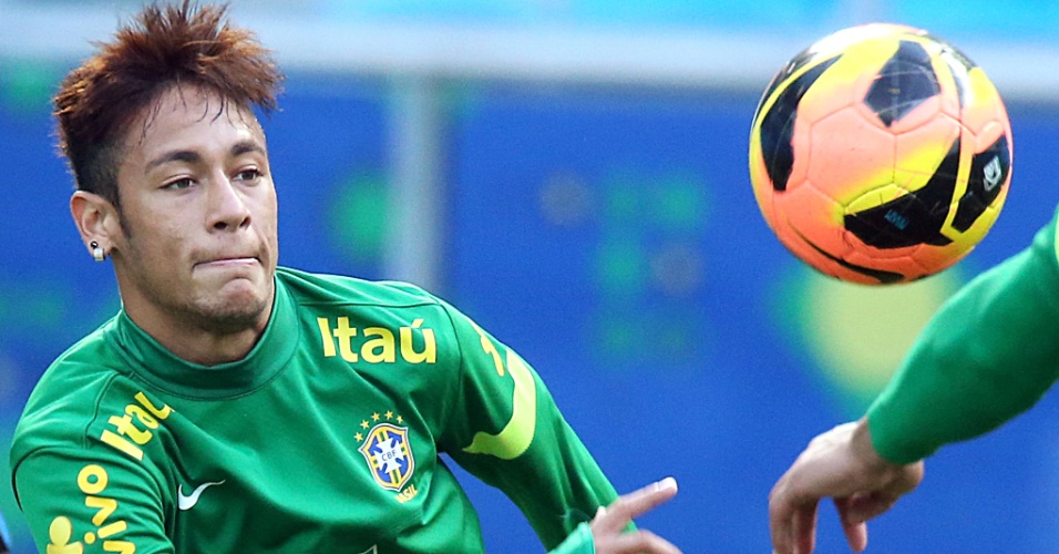 Atacante Neymar em treino da seleção brasileira em Porto Alegre
