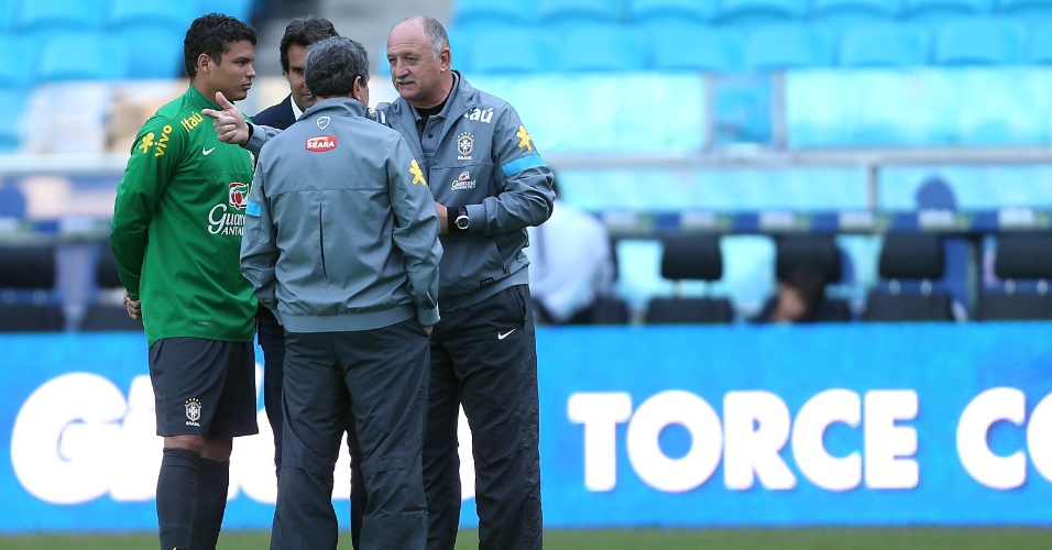 Capitão Thiago Silva conversa com comissão técnica em treino da seleção brasileira em Porto Alegre