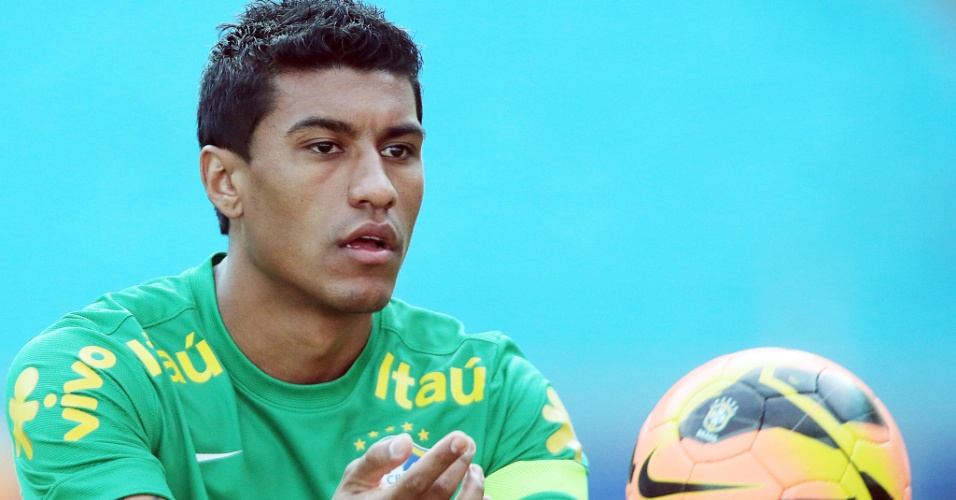 Corintiano Paulinho em treino da seleção brasileira em Porto Alegre