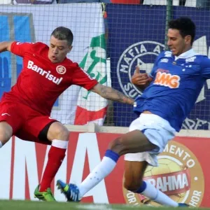 D'Alessandro e Leandro Guerreiro disputam bola em jogo do Campeonato Brasileiro - Paulo Fonseca/Futura Press/Estadão Conteúdo