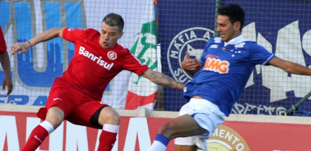 D'Alessandro e Leandro Guerreiro disputam bola em jogo do Campeonato Brasileiro - Paulo Fonseca/Futura Press/Estadão Conteúdo
