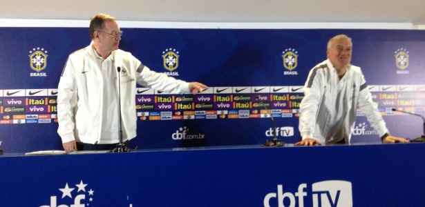 Didier Deschamps dá entrevista em pé na Arena Grêmio, em Porto Alegre
