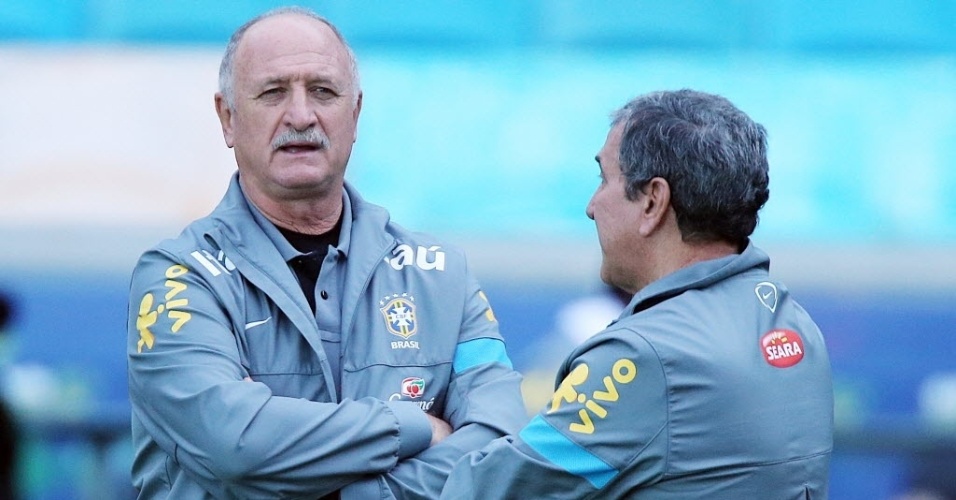 Felipão e Parreira conversam em treino da seleção brasileira em Porto Alegre