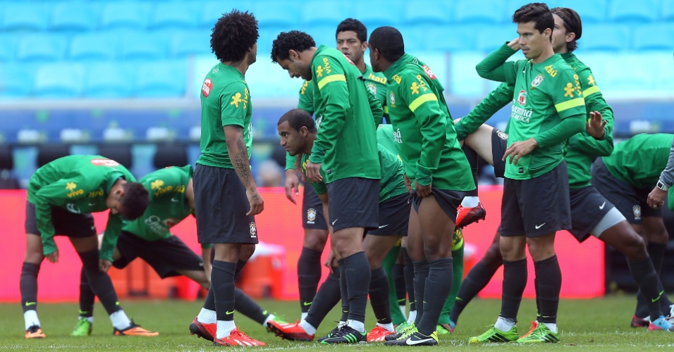 Jogadores conversam em treino da seleção brasileira em Porto Alegre