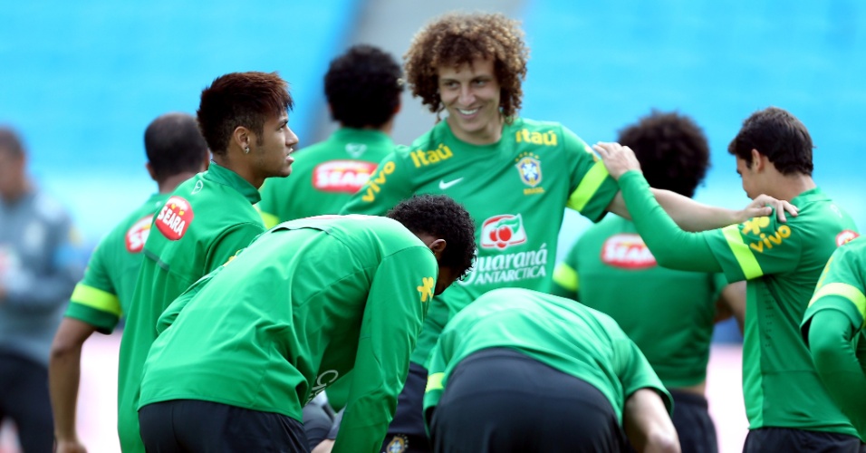 Jogadores fazem alongamento em treino da seleção brasileira em Porto Alegre