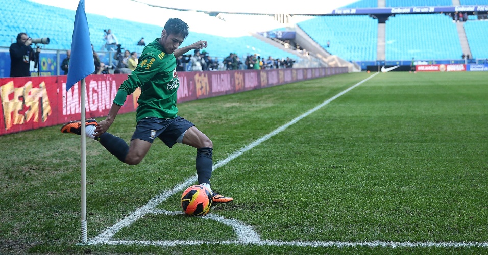 Neymar bate escanteio em treino da seleção brasileira em Porto Alegre