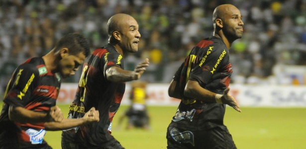Nunes (dir) comemora o gol marcado contra o Palmeiras na vitória de 1 a 0 do Sport  - Aldo Carneiro/Estadão Conteúdo