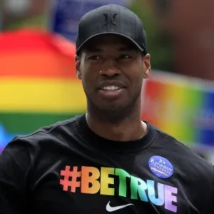 08.jun.2013 - Jason Collins desfila na Parada Gay de Boston - undefined