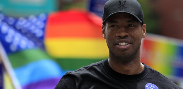 Jason Collins desfila na Parada Gay de Boston - REUTERS/Jessica Rinaldi