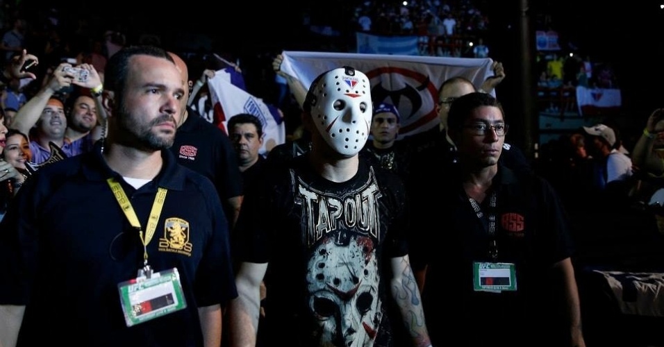 08.jun.2013 - Rony  Bezerra entra no ringue do TUF Brasil 2 Finale usando máscara de Jason - Divulgação/UFC
