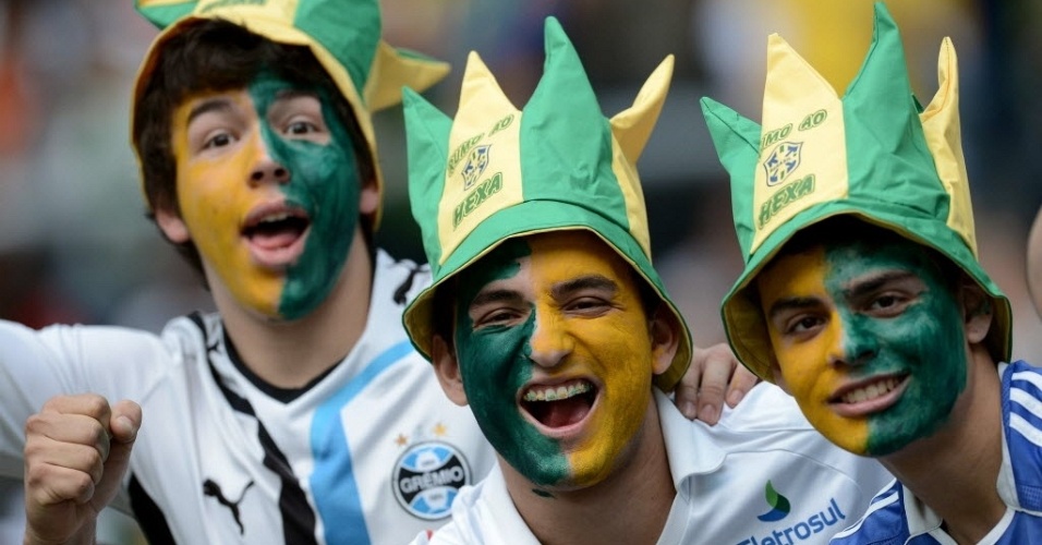 09.jun.2013 - Com rostos pintados, torcedores exibem camisas de clubes durante jogo entre Brasil e França