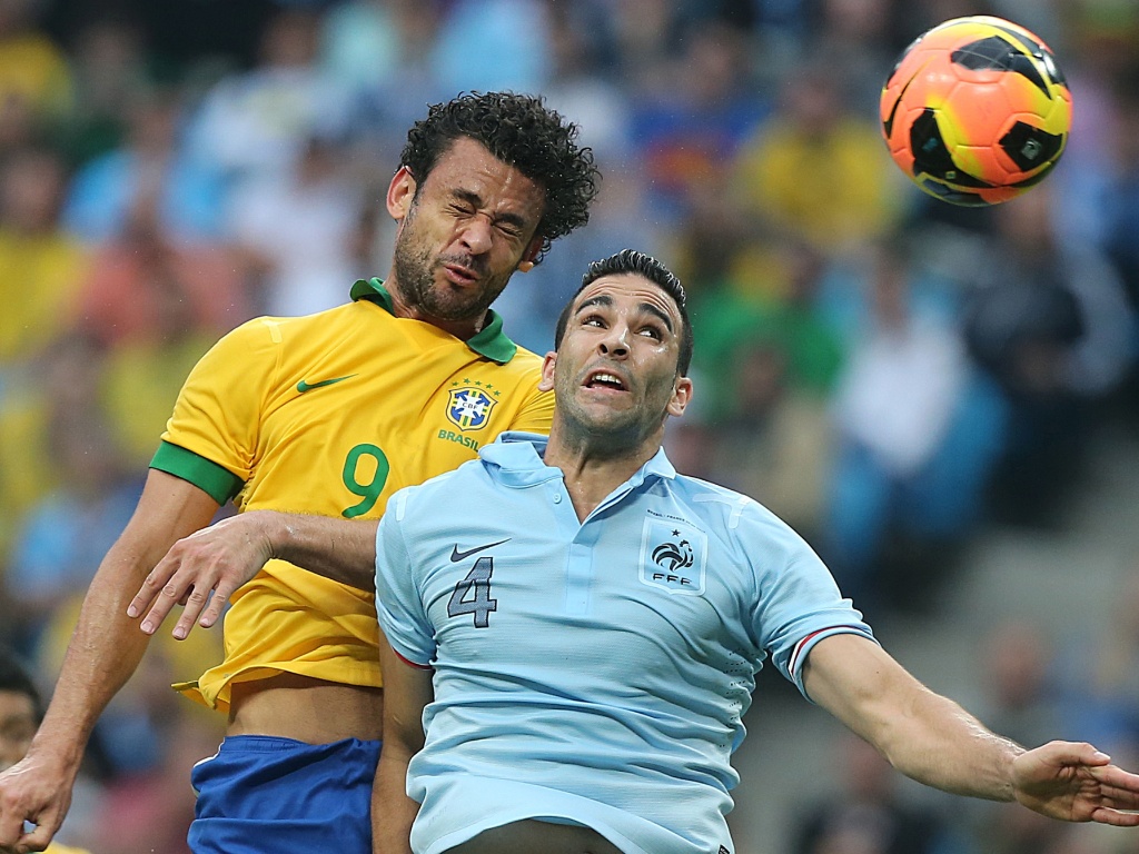 09.jun.2013 - Fred e Rami disputam bola pelo alto durante amistoso entre Brasil e França