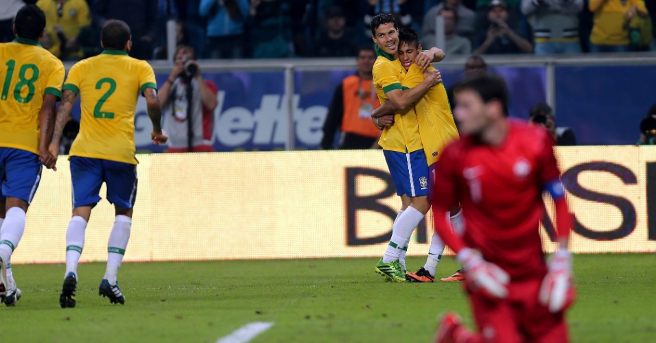 09.jun.2013 - Hernanes abraça Neymar após marcar segundo gol do Brasil sobre a França