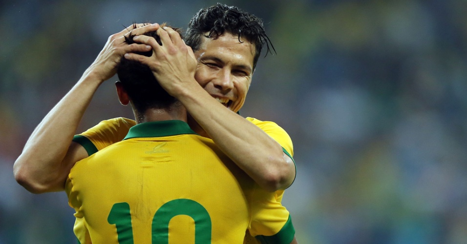 09.jun.2013 - Hernanes comemora com Neymar gol sobre a França durante amistoso