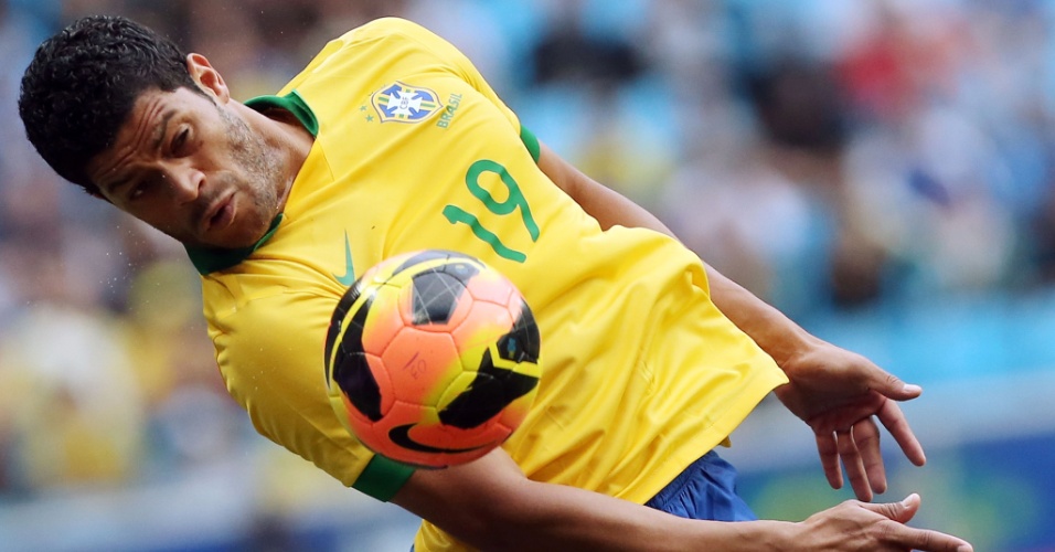 09.jun.2013 - Hulk sobe para cabecear a bola durante amistoso entre Brasil e França