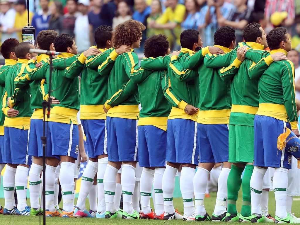 09.jun.2013 - Jogadores da seleção brasileira abraçados durante hino nacional antes de amistoso contra a França