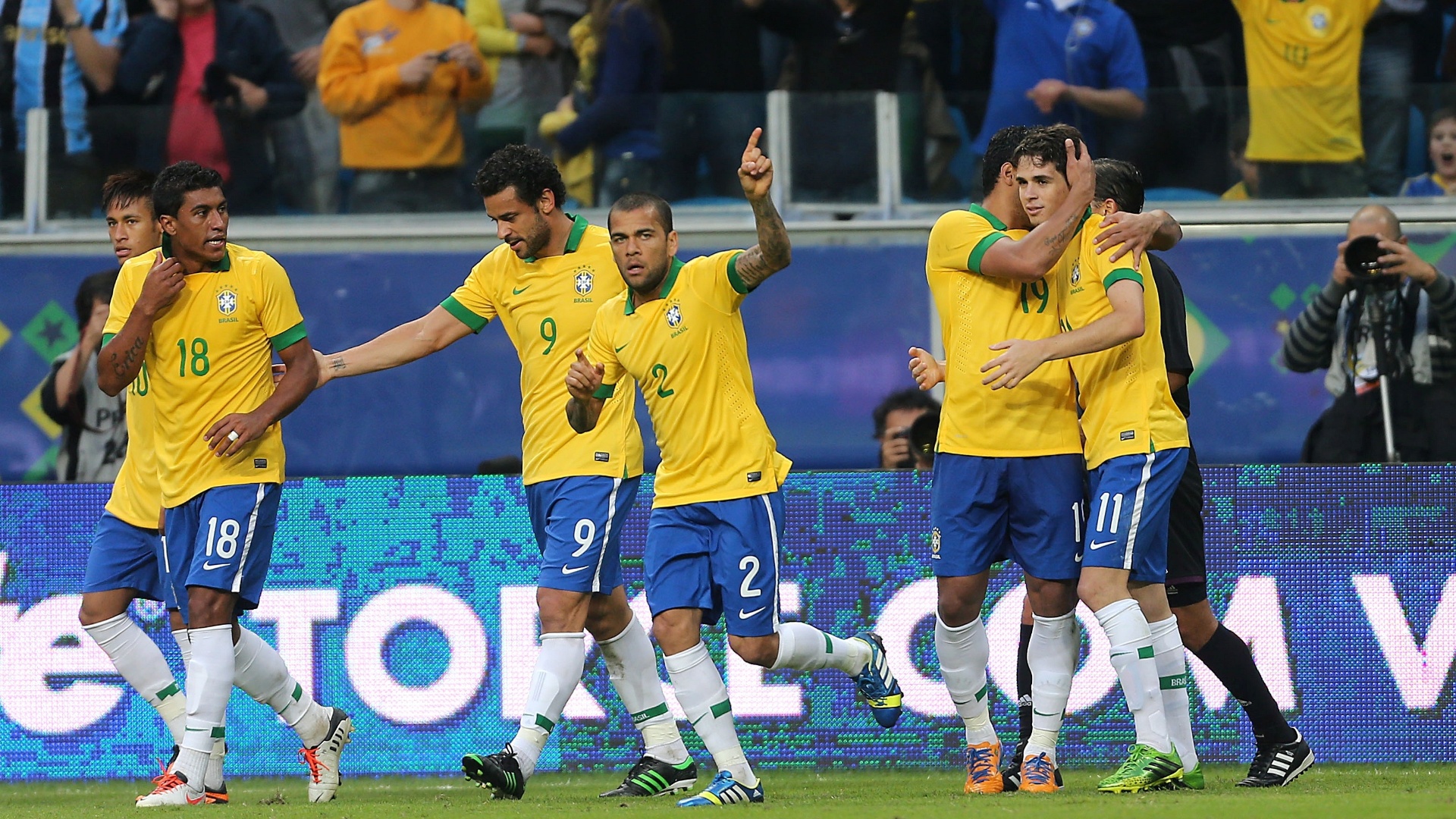 09.jun.2013 - Jogadores da seleção brasileira abraçam Oscar após gol sobre a França