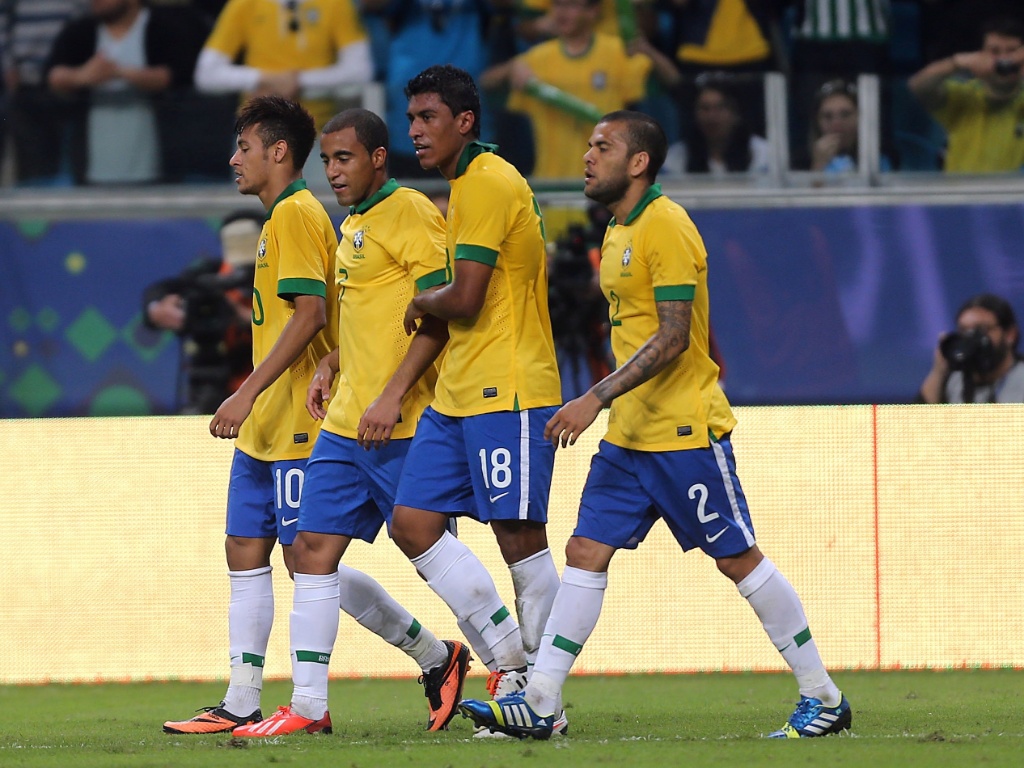 09.jun.2013 - Jogadores da seleção brasileira se abraçam após gol de Hernanes sobre a França