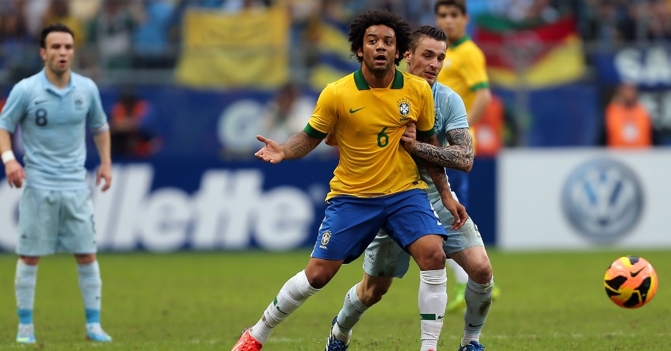 09.jun.2013 - Lateral Marcelo sofre com marcação durante amistoso entre Brasil e França em Porto Alegre
