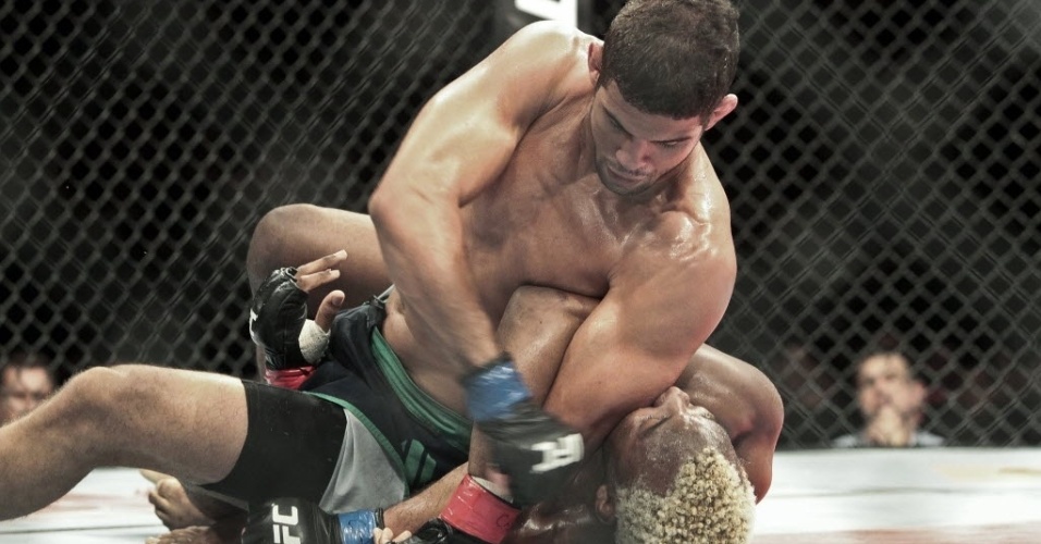 09.jun.2013 - Léo Santos tenta finalizar William Patolino durante vitória na final do TUF Brasil 2 em Fortaleza - Jarbas Oliveira/UOL