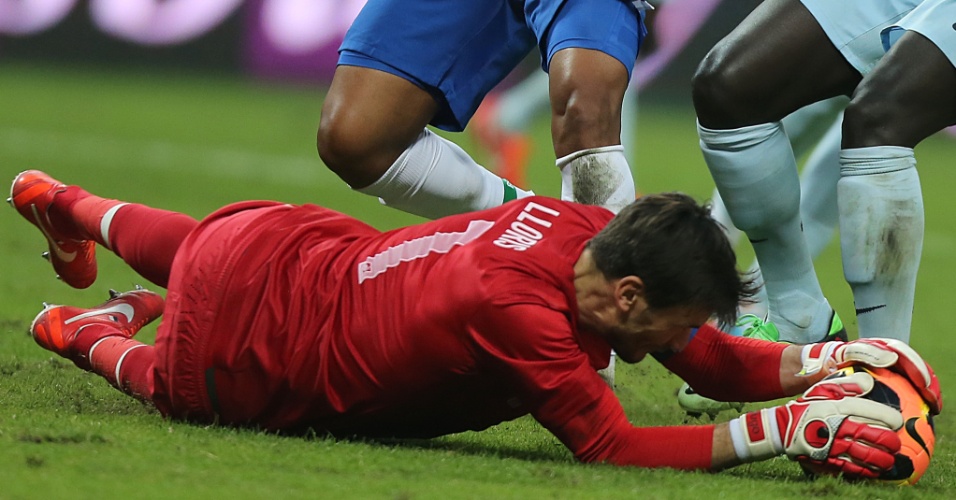 09.jun.2013 - Lloris, goleiro da França, salta para abafar chute de Paulinho durante amistoso contra o Brasil