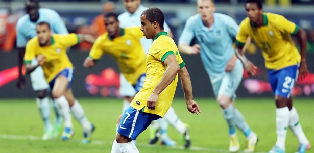 Lucas fez o terceiro gol do Brasil contra a França, mas ainda não convenceu Felipão de que deve ser titular