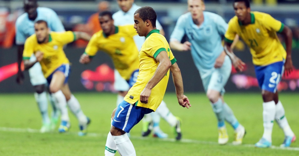 09.jun.2013 - Lucas cobra pênalti e faz o terceiro gol do Brasil sobre a França durante amistoso realizado em Porto Alegre