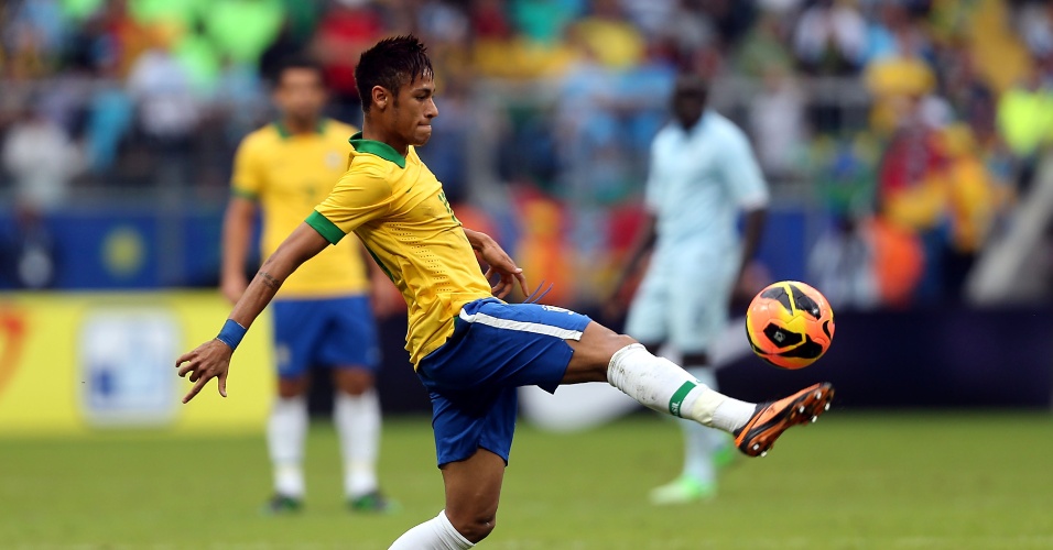 09.jun.2013 - Neymar, atacante da seleção brasileira, tenta dominar a bola durante amistoso contra a França