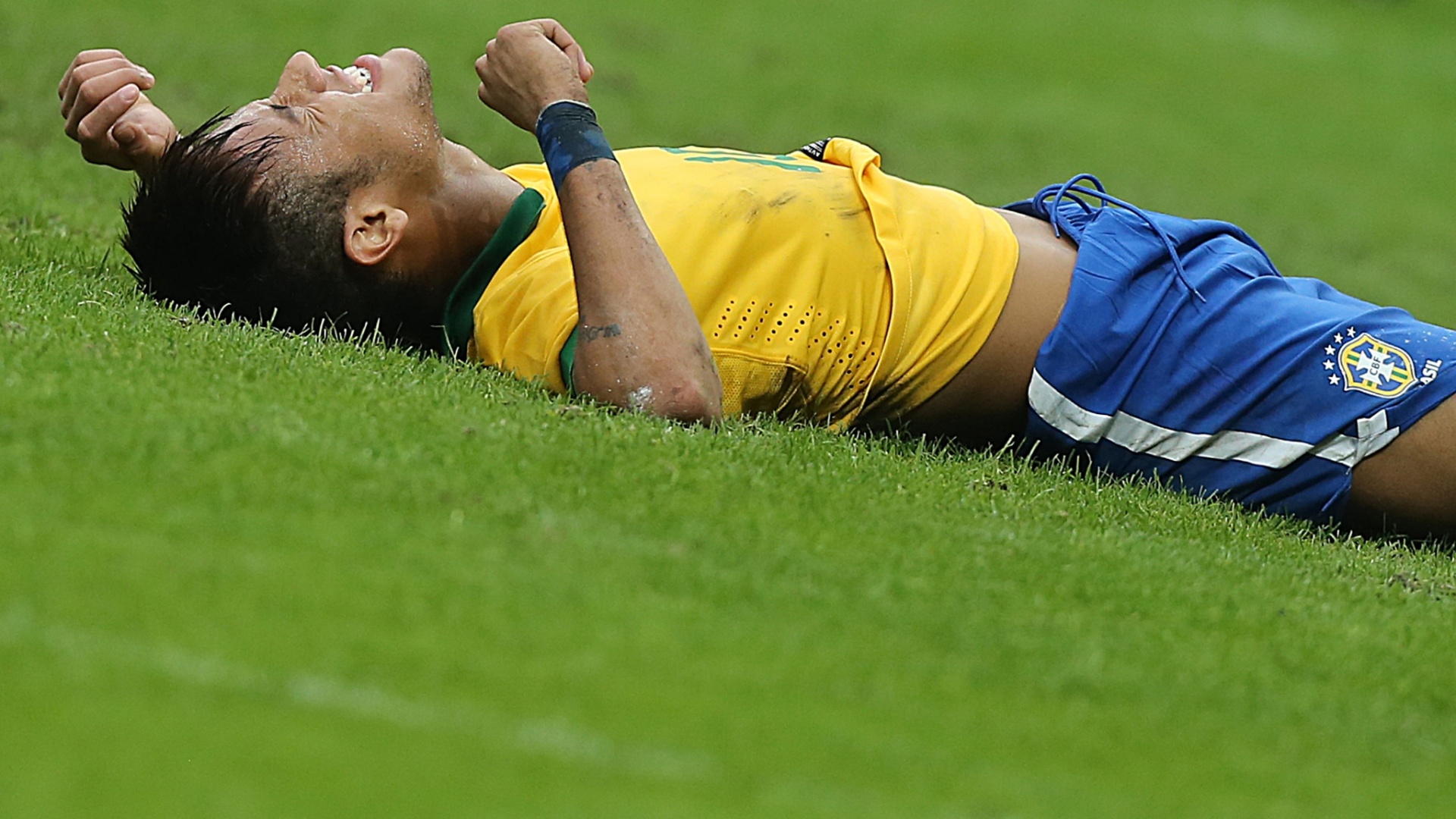09.jun.2013 - Neymar cai no gramado após sofrer falta em amistoso entre Brasil e França