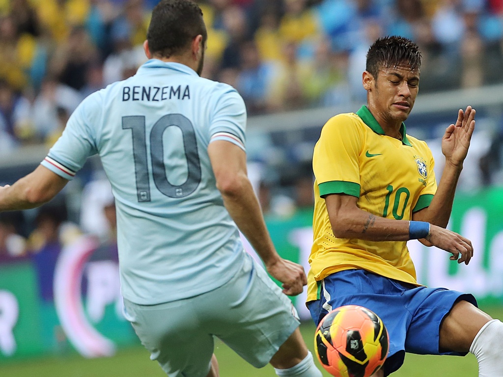 09.jun.2013 - Neymar (d) divide bola com o francês Benzema durante amistoso em Porto Alegre
