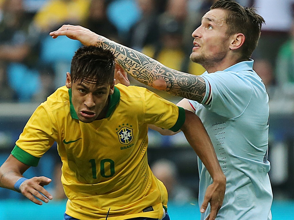 09.jun.2013 - Neymar disputa bola pelo alto com zaga francesa durante amistoso realizado em Porto Alegre