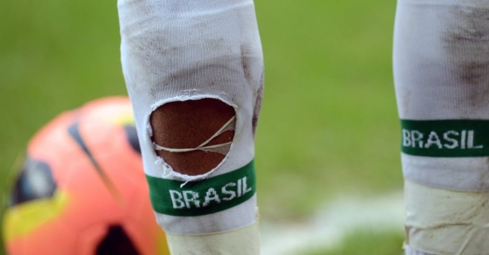 09.jun.2013 - Neymar fica com meião rasgado após sofrer falta em amistoso entre Brasil e França