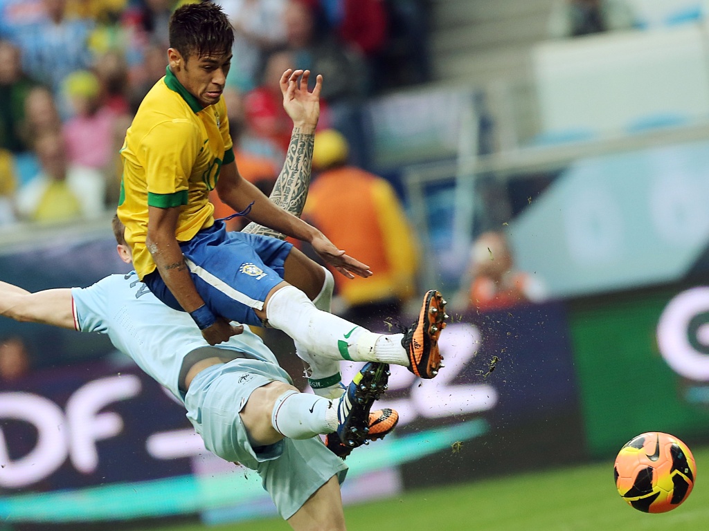 09.jun.2013 - Neymar sofre entrada de Debuchy durante amistoso entre Brasil e França