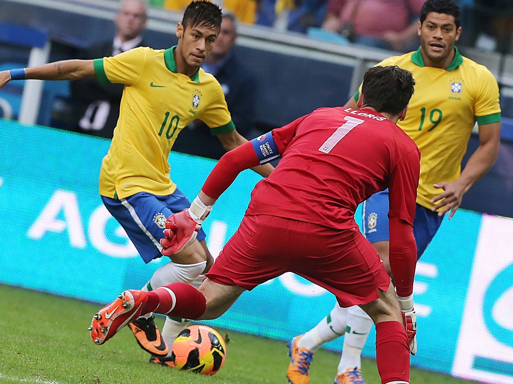 09.jun.2013 - Neymar tenta aproveitar falha de goleio Lloris durante amistoso entre Brasil e França