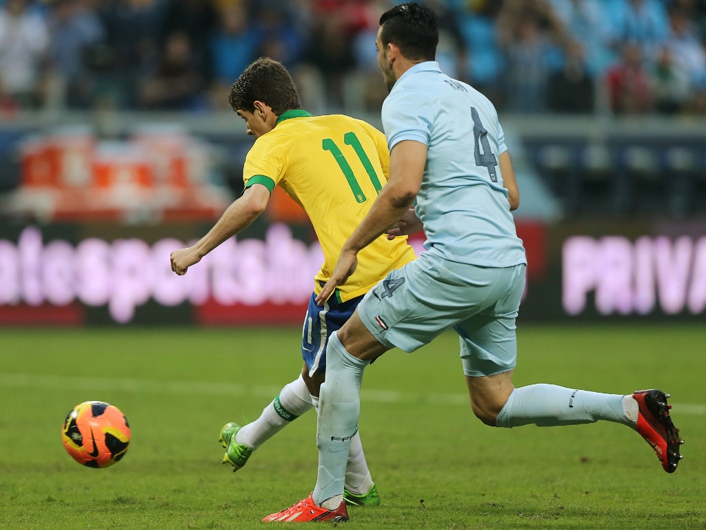 09.jun.2013 - Oscar chuta para marcar gol do Brasil sobre a França durante amistoso realizado em Porto Alegre