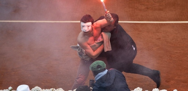Segurança agarra protestante que invadiu a final de Roland Garros com sinalizador - AFP PHOTO / MARTIN BUREAU