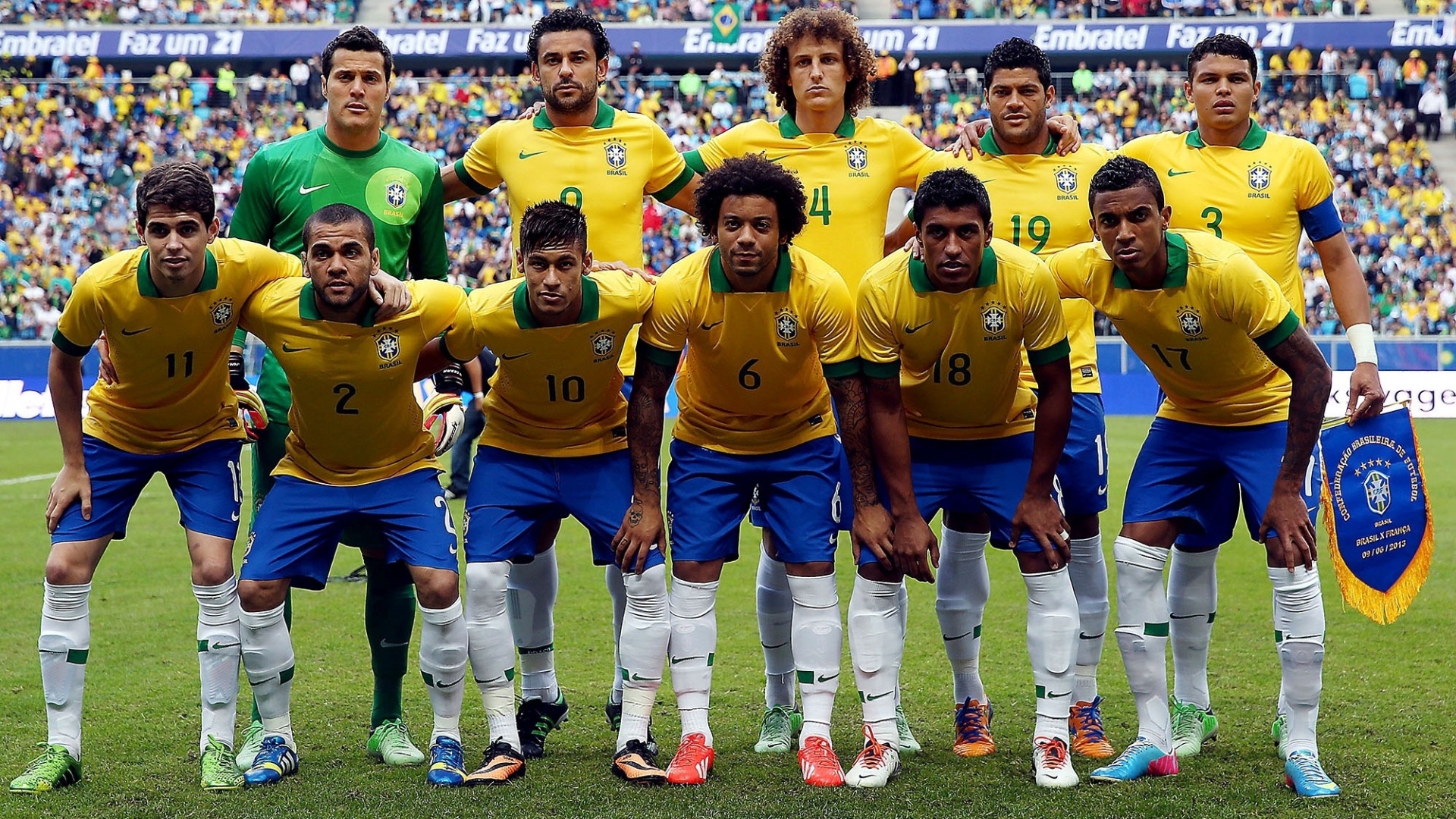 09.jun.2013 - Seleção brasileira posa para foto oficial antes de amistoso contra a França em Porto Alegre