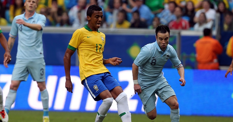 09.jun.2013 - Volante Luiz Gustavo toca bola sob marcação de Valbuena durante amistoso entre Brasil e França