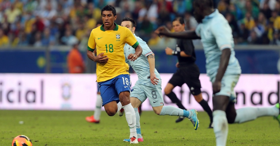 09.jun.2013 - Volante Paulinho corre entre defensores da França durante amistoso em Porto Alegre