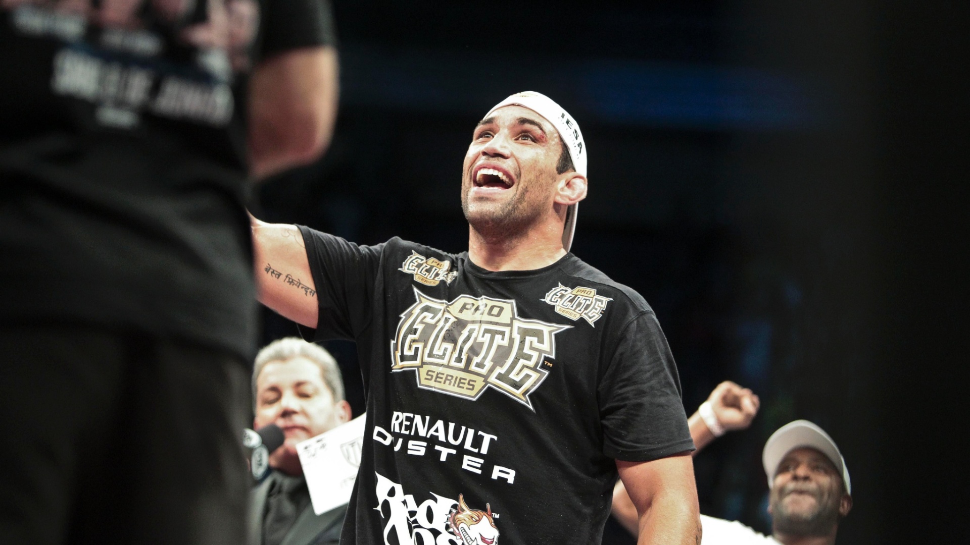 09.jun.2013 - Werdum comemora vitória sobre Minotauro no TUF Brasil 2 Finale - Jarbas Oliveira/UOL