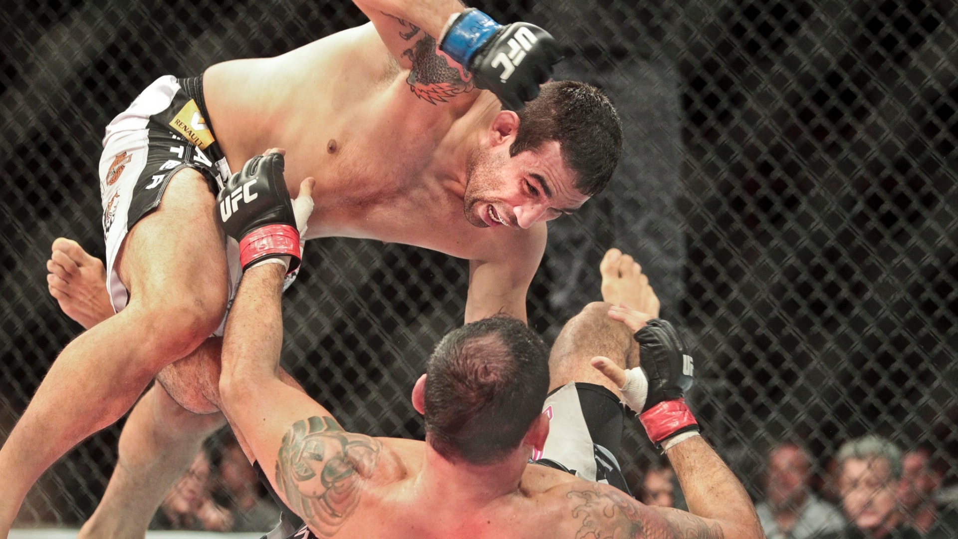09.jun.2013 - Werdum tenta acertar soco em Minotauro durante o TUF Brasil 2 Finale - Jarbas Oliveira/UOL